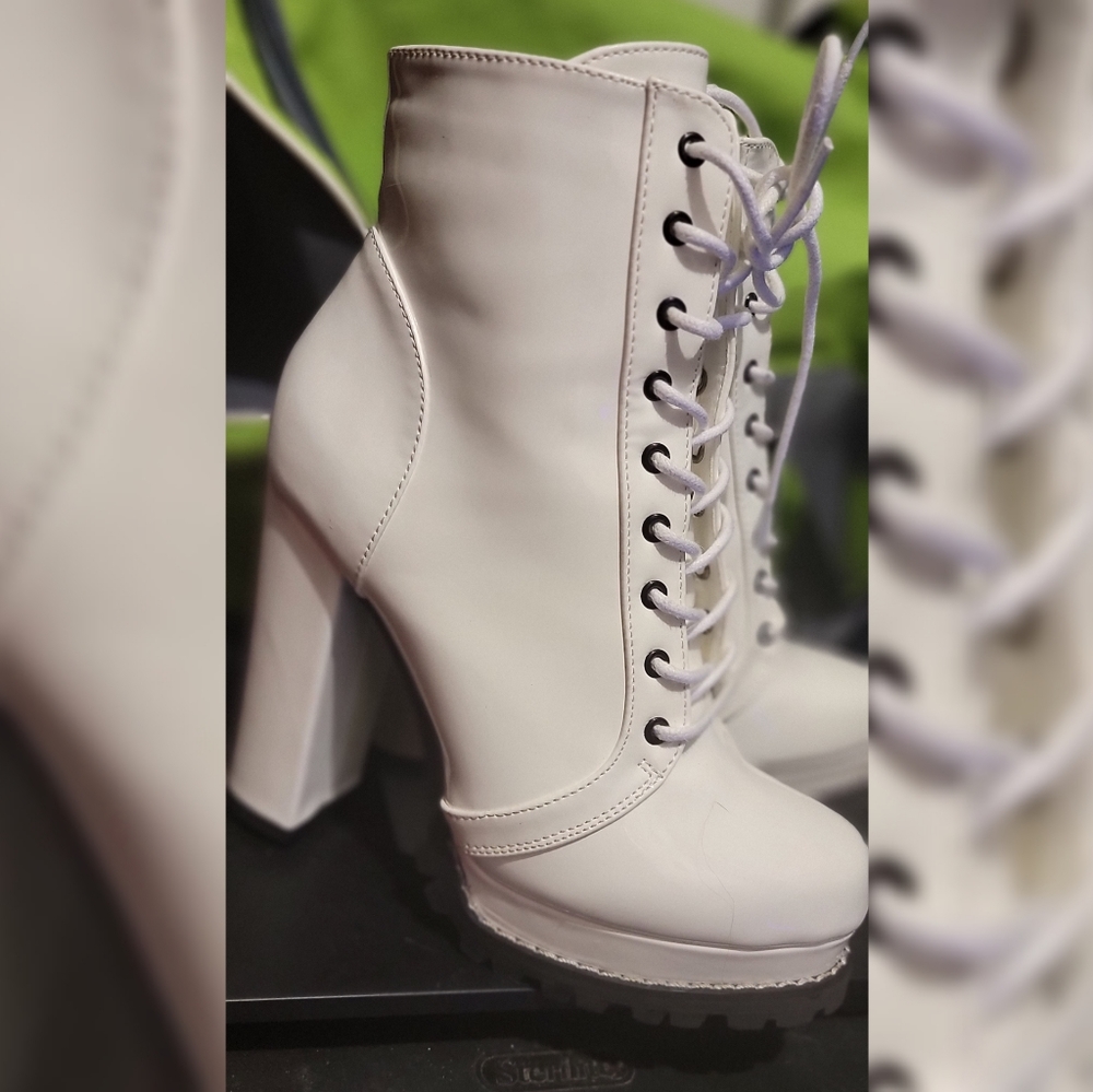 Liliana 6.5 white booties